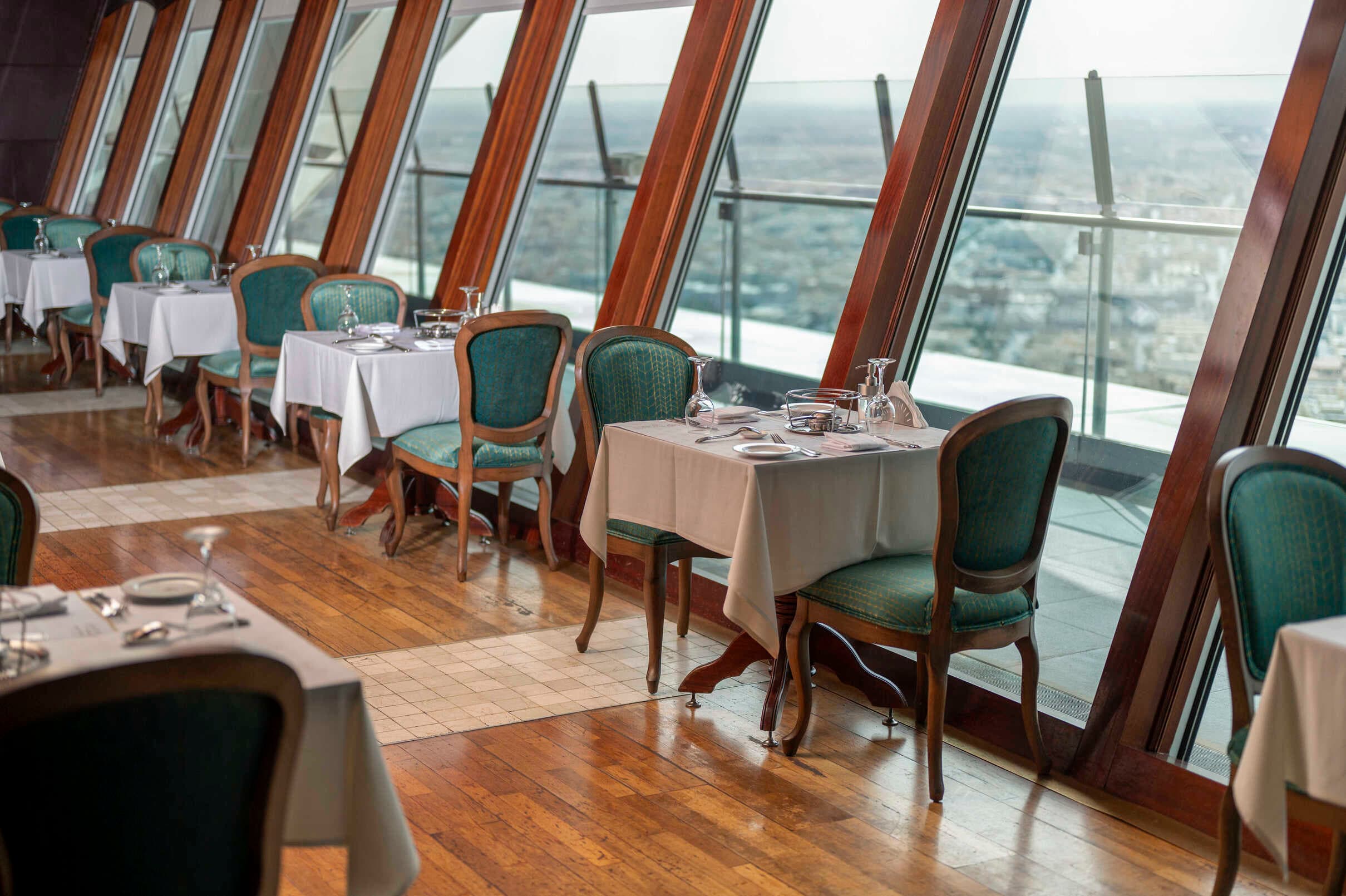 Entrecôte Café de Paris — Faisaliah Tower dining room